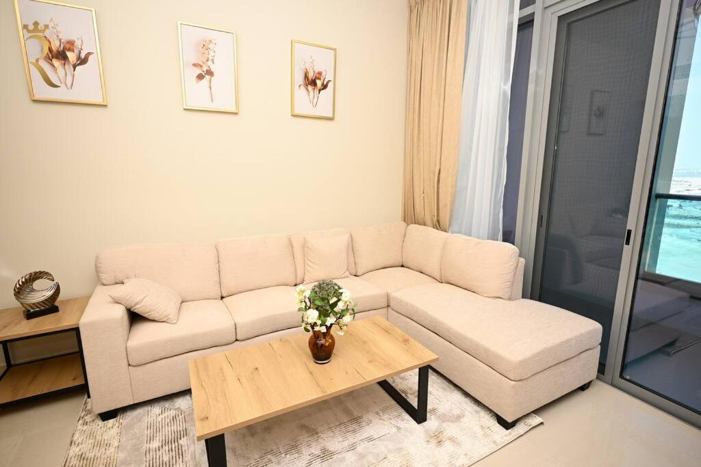 Χώρος καθιστικού στο Elite 1BR Apartment - Modern Stay in Al Reem, Near Reem Mall