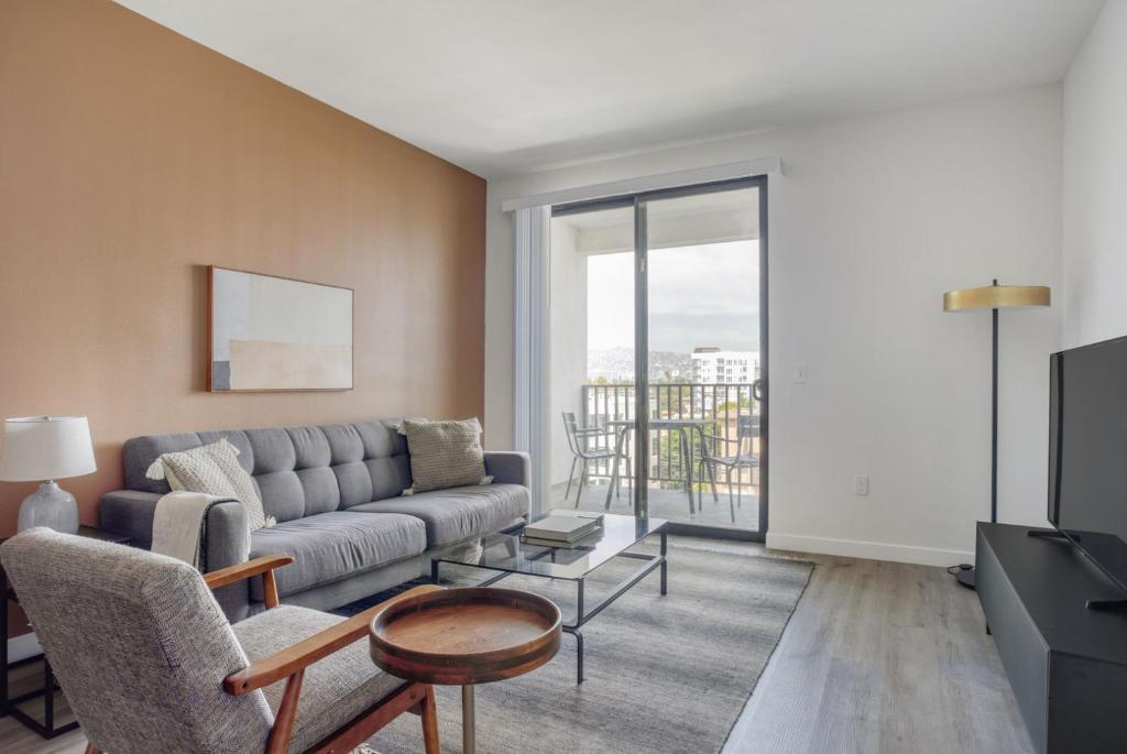 Apartment Fairfax 2br w courtyard roof deck nr bars LAX1126, Los