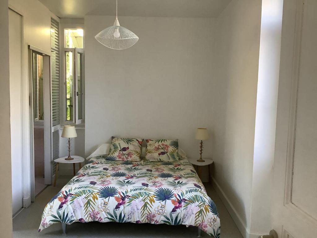 1 dormitorio con 1 cama con un edredón colorido en Gîte T1 bis,40 m2, en Molières