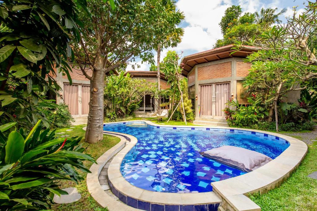 坎古的住宿－Pachamama Canggu Bali，一座房子的院子内的游泳池