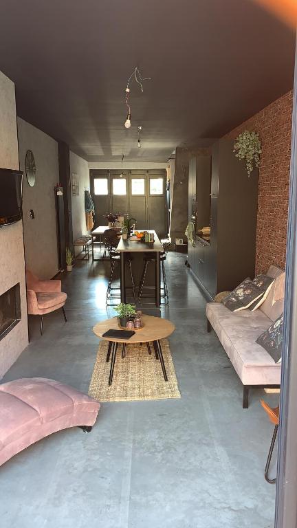 een kamer met twee bedden en een tafel erin bij loftlivinq@sea in Middelkerke