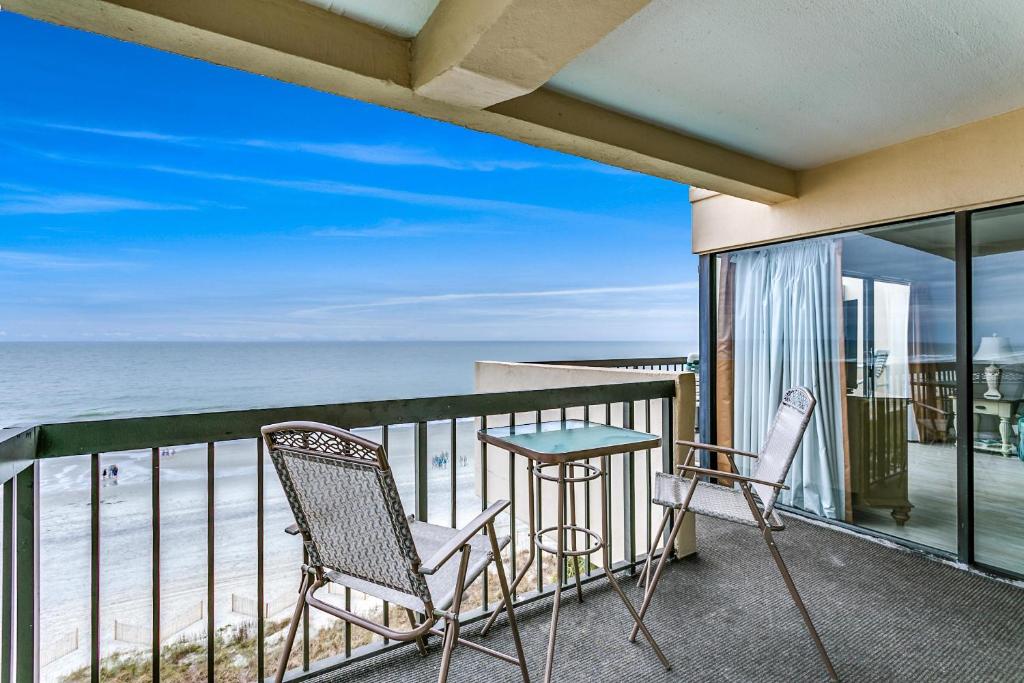 einen Balkon mit Stühlen, einem Tisch und Meerblick in der Unterkunft Savoy Penthouse 601 in Myrtle Beach