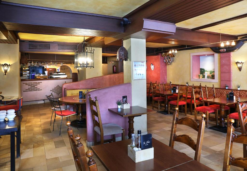 Restaurace v ubytování JUFA Alpenhotel Saalbach-Jokercard im Sommer inklusive