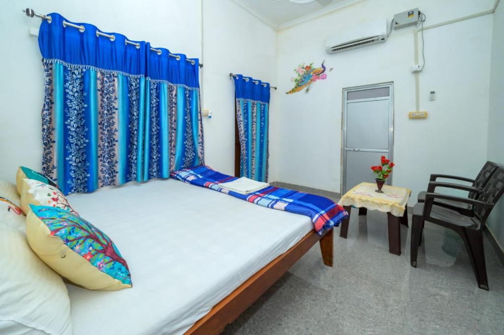 Ліжко або ліжка в номері Khajuraho Homestay