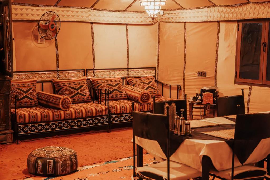 Posezení v ubytování Merzouga Moonlight Desert Camp