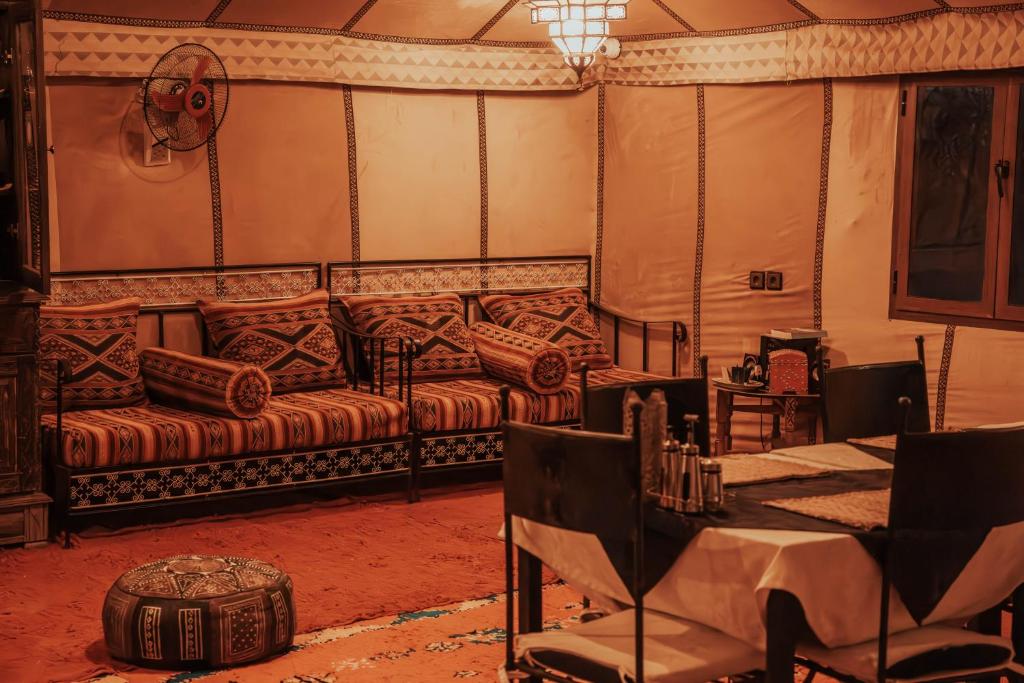 Posezení v ubytování Merzouga Moonlight Desert Camp