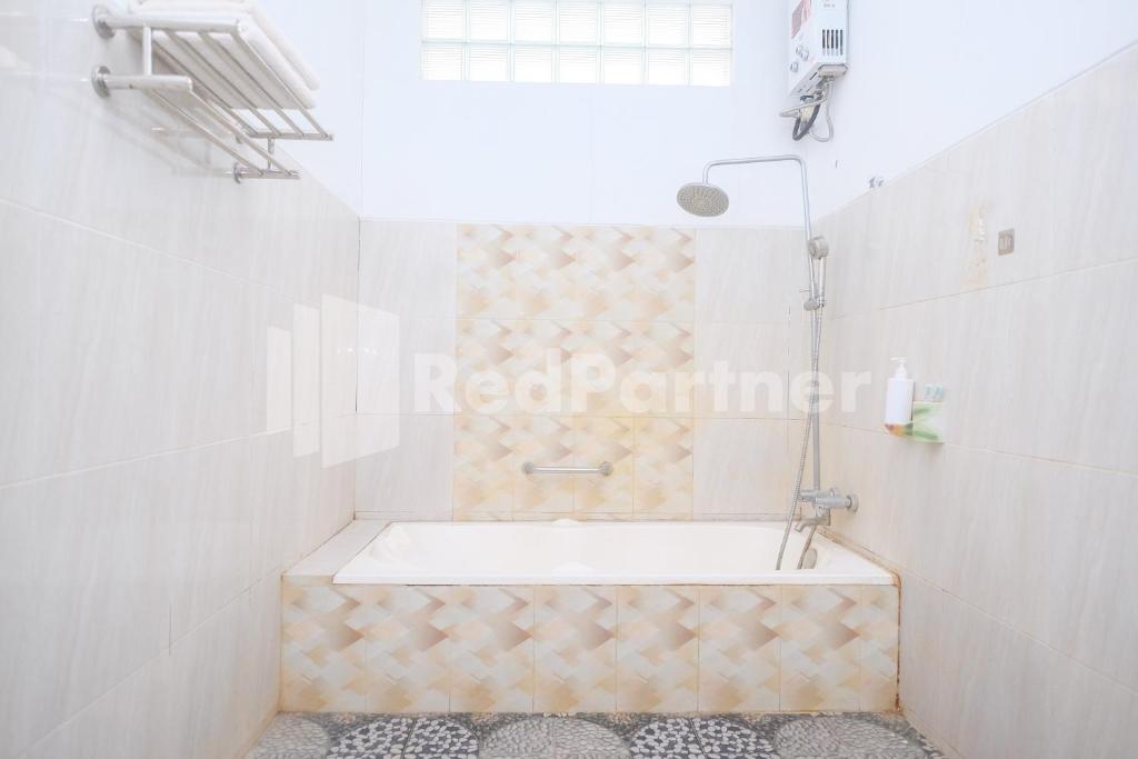 Koupelna v ubytování Kebon Krapyak Cottage Syariah Mitra RedDoorz near Stadion Maguwoharjo