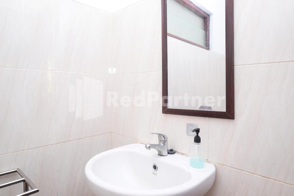 Koupelna v ubytování Kebon Krapyak Cottage Syariah Mitra RedDoorz near Stadion Maguwoharjo