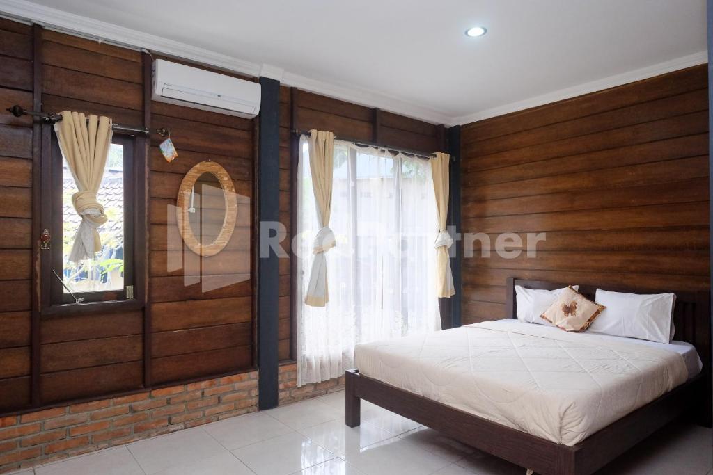 Postel nebo postele na pokoji v ubytování Kebon Krapyak Cottage Syariah Mitra RedDoorz near Stadion Maguwoharjo