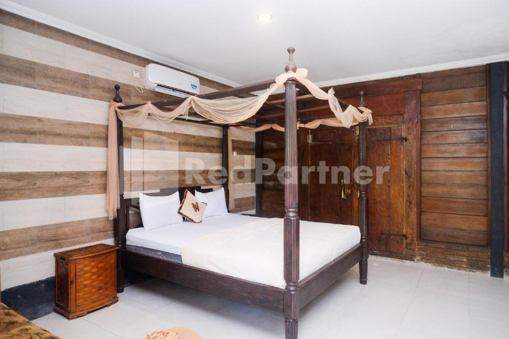 Postel nebo postele na pokoji v ubytování Kebon Krapyak Cottage Syariah Mitra RedDoorz near Stadion Maguwoharjo