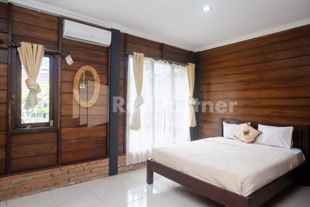 Postel nebo postele na pokoji v ubytování Kebon Krapyak Cottage Syariah Mitra RedDoorz near Stadion Maguwoharjo