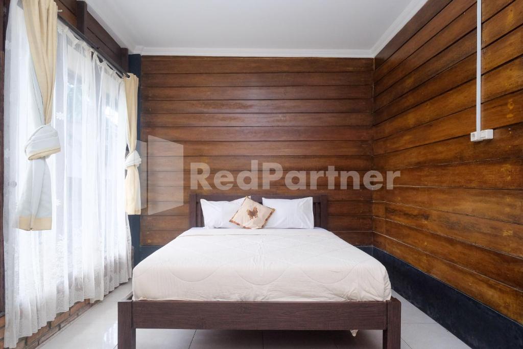Postel nebo postele na pokoji v ubytování Kebon Krapyak Cottage Syariah Mitra RedDoorz near Stadion Maguwoharjo