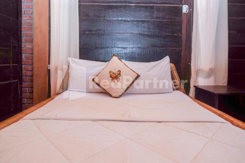 Postel nebo postele na pokoji v ubytování Kebon Krapyak Cottage Syariah Mitra RedDoorz near Stadion Maguwoharjo