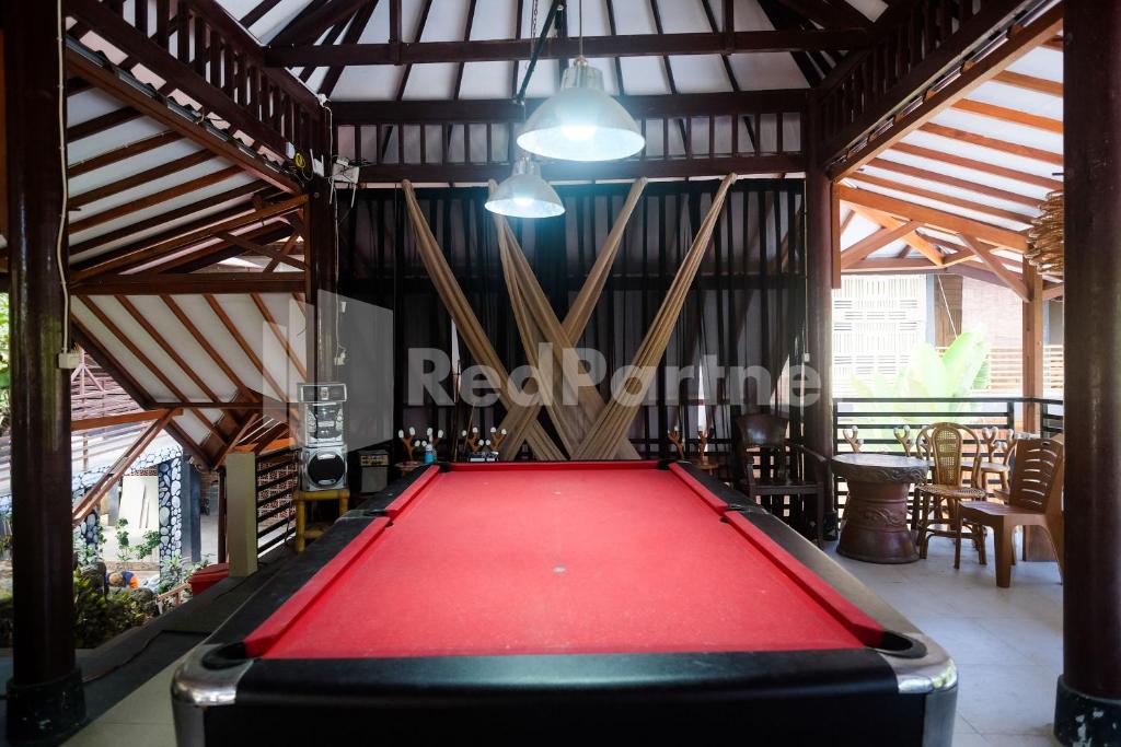 Biliár nebo kulečník v ubytování Kebon Krapyak Cottage Syariah Mitra RedDoorz near Stadion Maguwoharjo