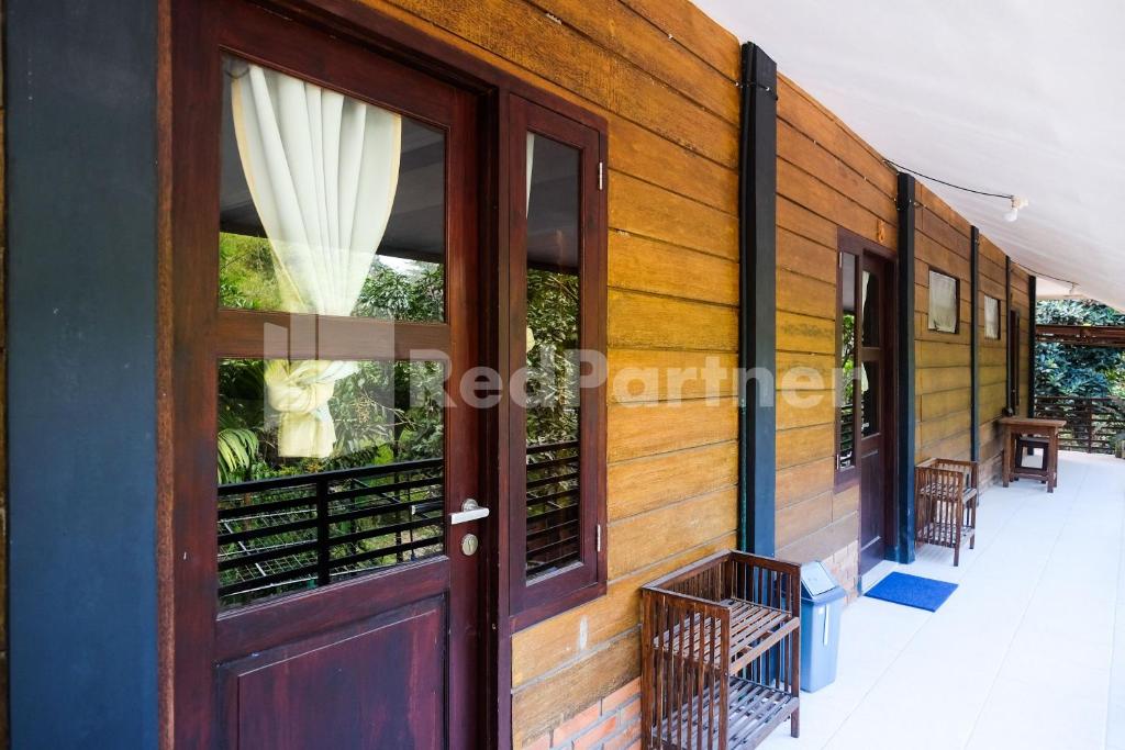 Balkón nebo terasa v ubytování Kebon Krapyak Cottage Syariah Mitra RedDoorz near Stadion Maguwoharjo