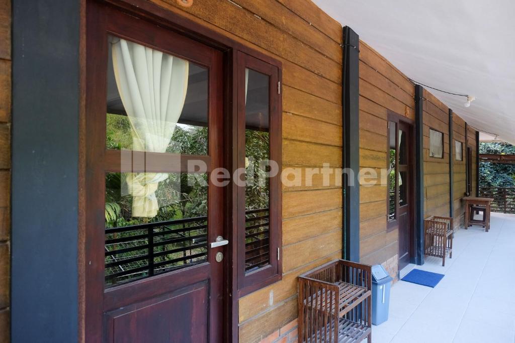Fotografie z fotogalerie ubytování Kebon Krapyak Cottage Syariah Mitra RedDoorz near Stadion Maguwoharjo v destinaci Yogyakarta