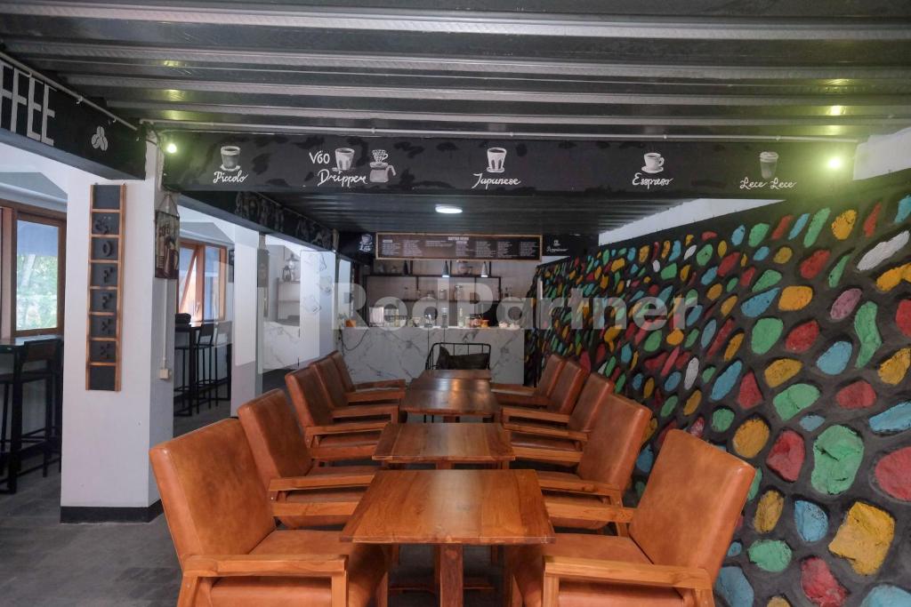 Posezení v ubytování Kebon Krapyak Cottage Syariah Mitra RedDoorz near Stadion Maguwoharjo