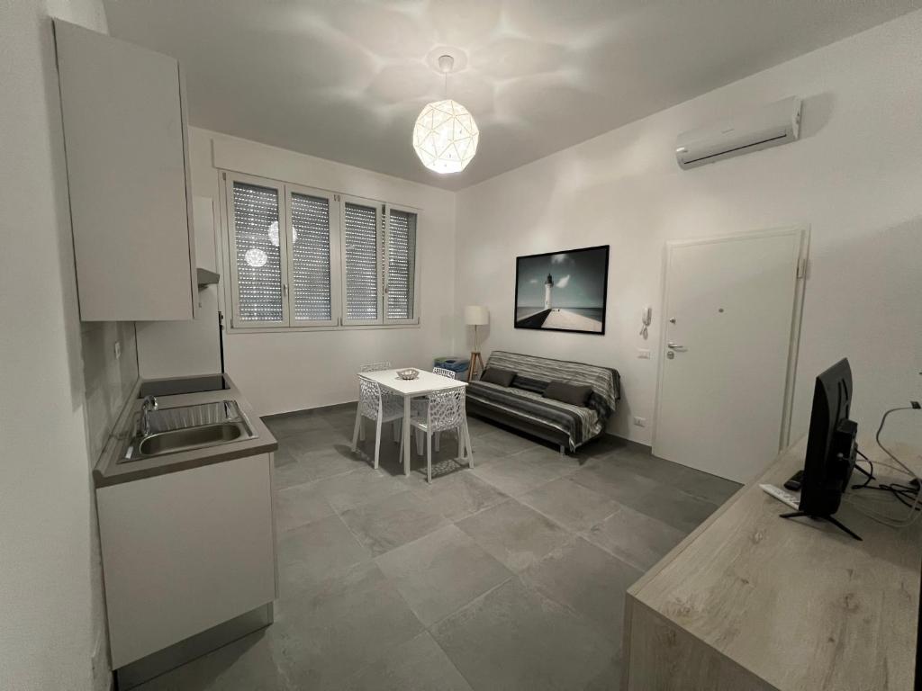 宛圖里那的住宿－Fiume 21 apartment -3- Venturina Terme，客厅配有沙发和桌子