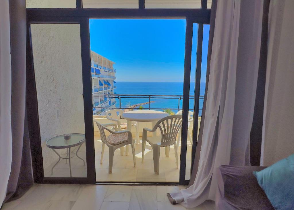 een kamer met een balkon met uitzicht op de oceaan bij Skol 935 - Cozy 2-Bedroom Apartment with Amazing Sea Views in Marbella