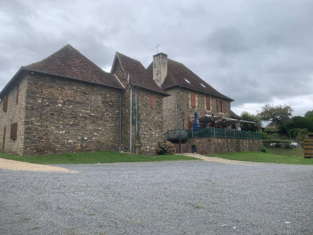 um grande edifício de tijolos com uma bandeira em La Taverne du Boucher em Sarlande