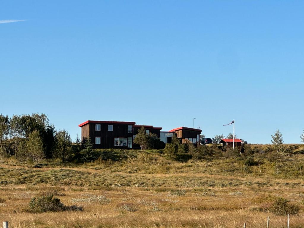 ein Haus auf einem Hügel auf einem Feld in der Unterkunft Steinsholt - Birta Rentals in Hella