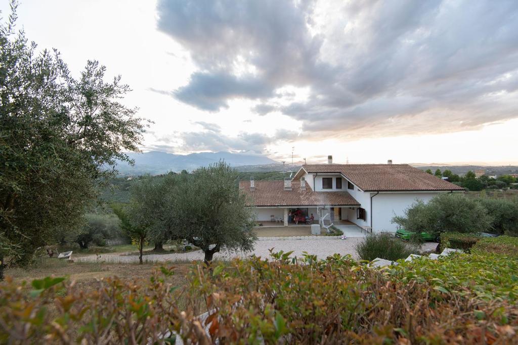 Casa blanca con vistas a un patio en Green Residence Villa Assunta, en Moscufo