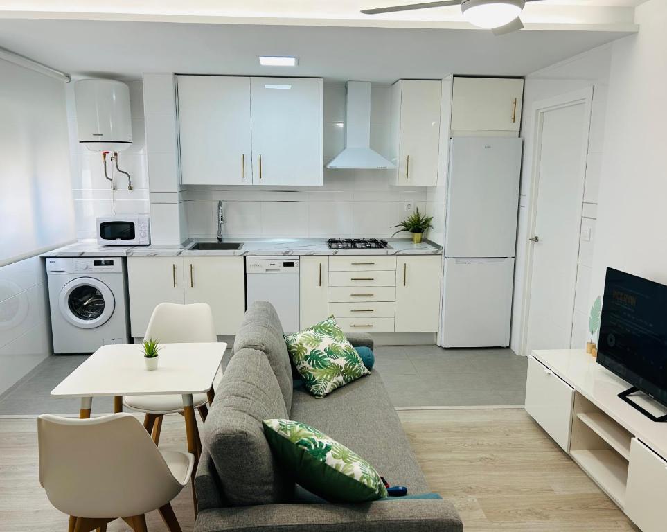A kitchen or kitchenette at SILVER -Apartamentos Birdie-