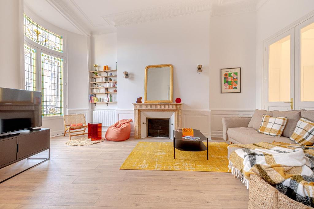 a living room with a couch and a mirror at Sublime T4 coeur de ville Jaurès in Limoges