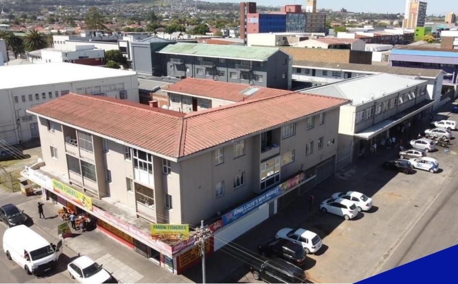 una vista aérea de un edificio con coches aparcados en un aparcamiento en Elite Escape, en Ciudad del Cabo