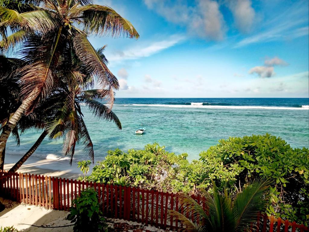 balcone con vista sull'oceano. di Roz A Mer - Beach Apartment a Mahe