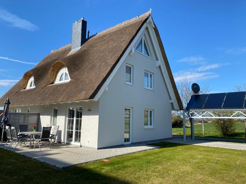 Casa con techo de paja y solárium en Reetdachhaus Salzhaff, en Pepelow