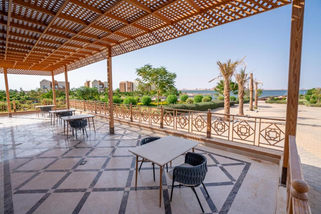 Un balcón o terraza en Azal Lagoons Resort Abu Simbel