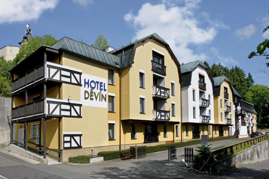 ein Hotelgebäude an der Straßenseite in der Unterkunft Spa Hotel Devin in Marienbad