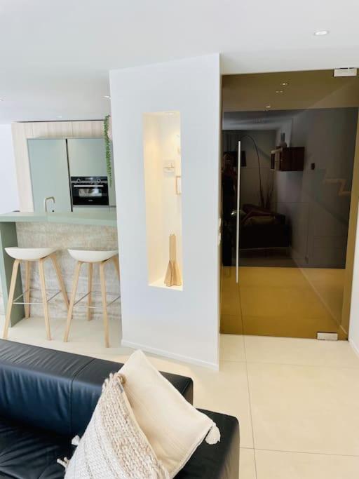 Kuchyň nebo kuchyňský kout v ubytování Luxe vakantievilla 'Sieta' op Ameland met wellness
