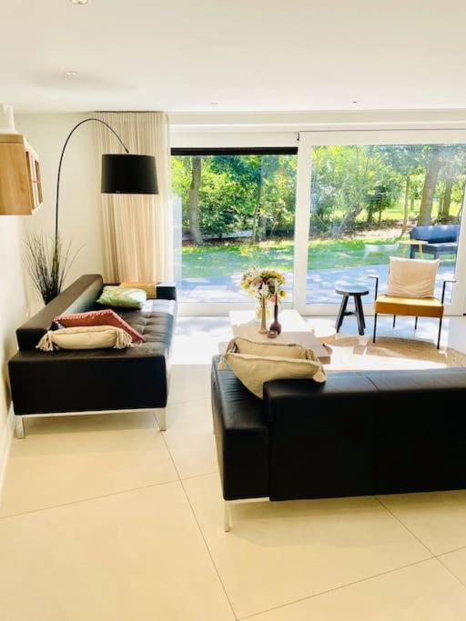 Posezení v ubytování Luxe vakantievilla 'Sieta' op Ameland met wellness
