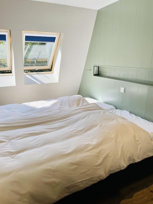 Postel nebo postele na pokoji v ubytování Luxe vakantievilla 'Sieta' op Ameland met wellness
