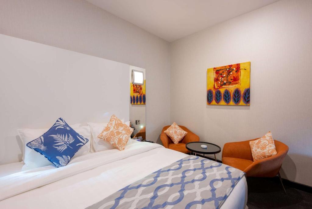 Voodi või voodid majutusasutuse Ramada Encore Doha by Wyndham toas