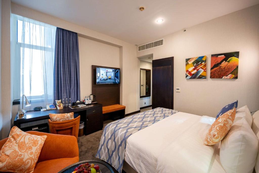 Voodi või voodid majutusasutuse Ramada Encore Doha by Wyndham toas