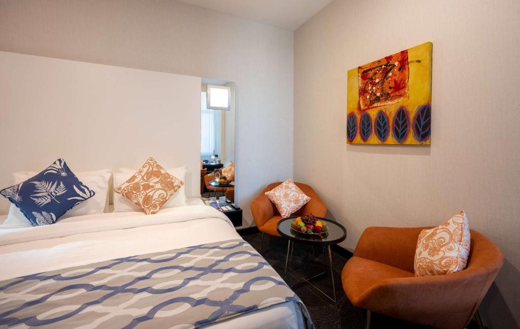 Voodi või voodid majutusasutuse Ramada Encore Doha by Wyndham toas