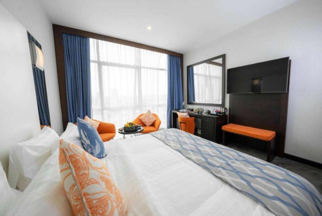 Voodi või voodid majutusasutuse Ramada Encore Doha by Wyndham toas