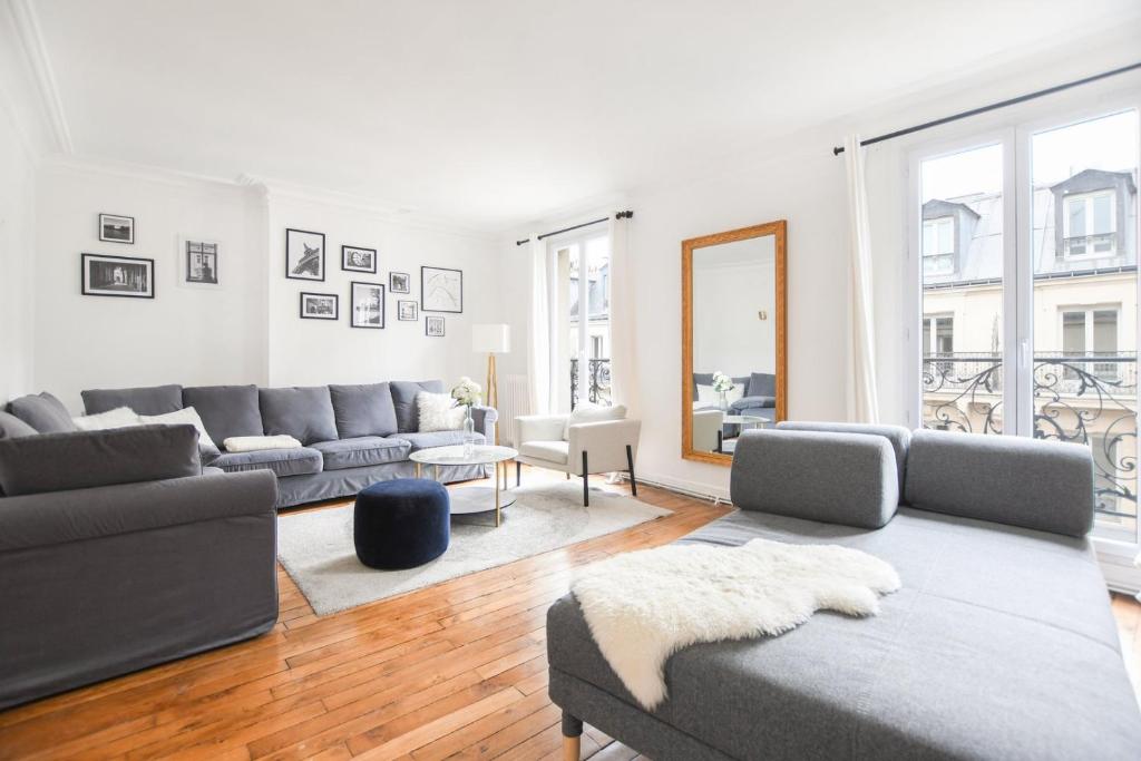 un salon avec un canapé et une table dans l'établissement GuestReady - Duplex spacieux et lumineux, à Paris