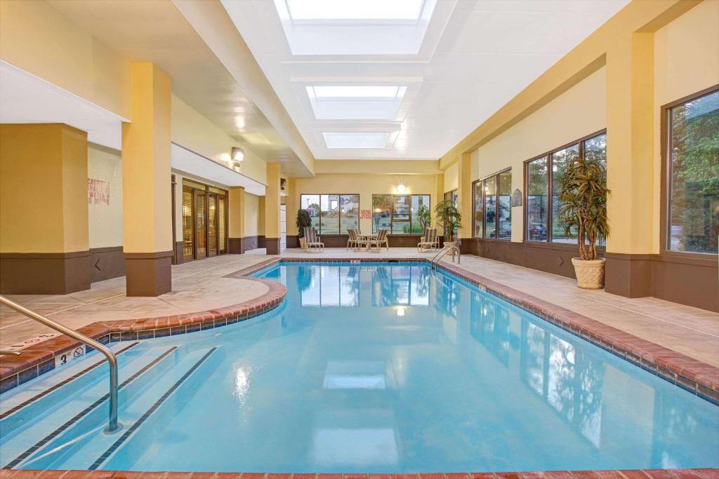 a large swimming pool in a hotel lobby at La Quinta Inn & Suites by Wyndham Mooresville in Mooresville