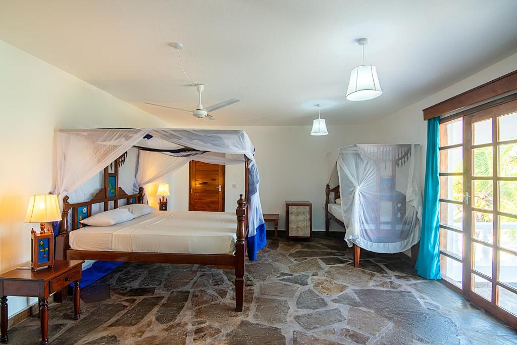 Postel nebo postele na pokoji v ubytování Jacaranda Beach Resort