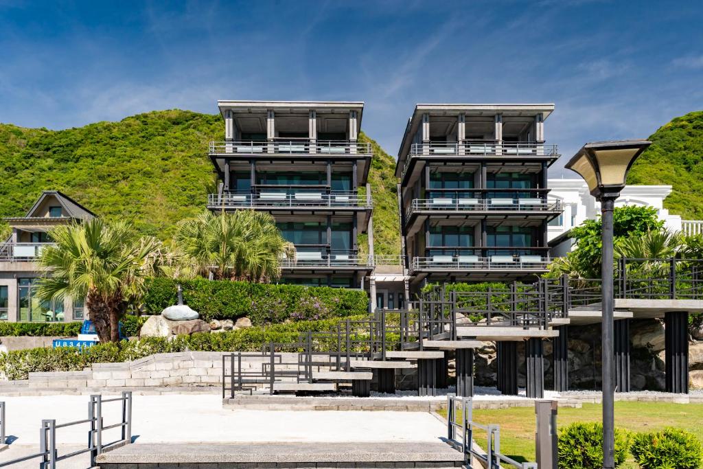 un edificio con escaleras frente a una montaña en Seaview Villa Coastal Estate, en Yanliau