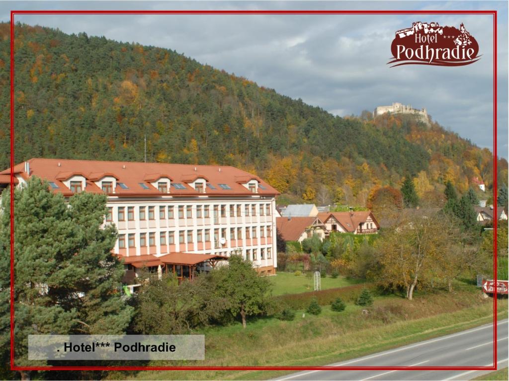 ein großes Gebäude vor einem Berg in der Unterkunft Hotel Podhradie in Považská Bystrica