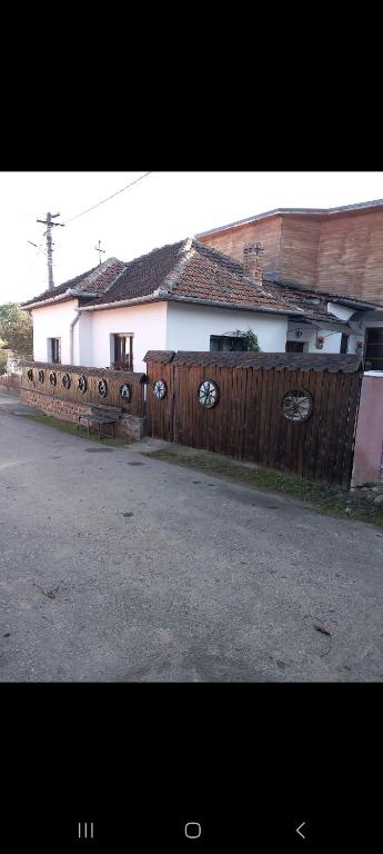 Budova, kde se chata nachází