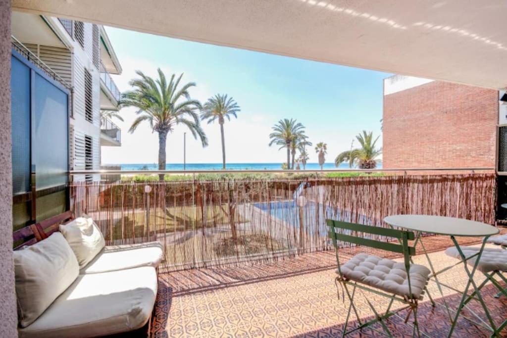 - un salon avec un balcon offrant une vue sur l'océan dans l'établissement Canela Homes COSTA CASTELLDEFELS, à Castelldefels