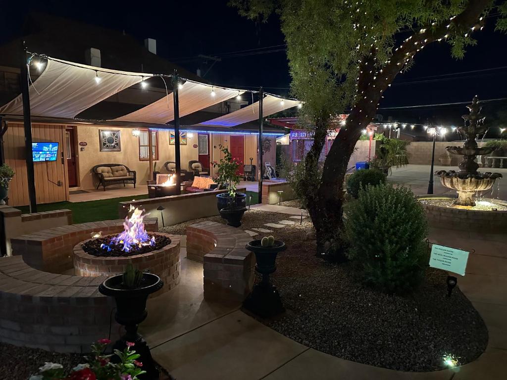 une terrasse avec foyer extérieur la nuit dans l'établissement El Amador Inn Downtown Tucson, à Tucson