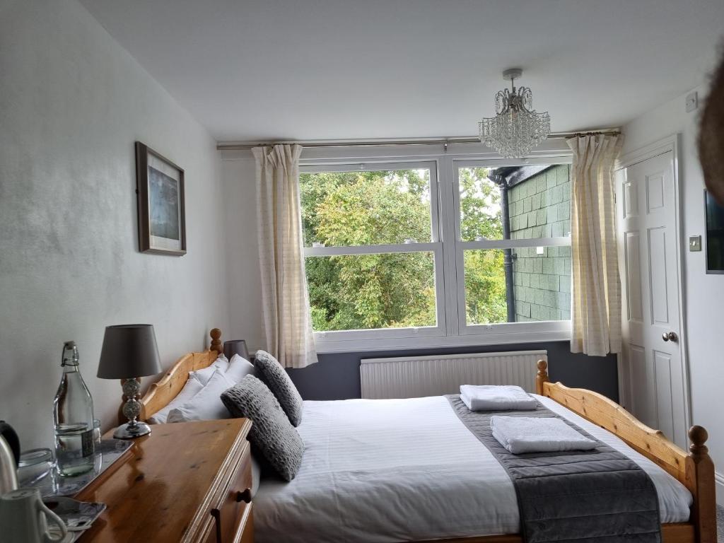um quarto com uma cama e uma janela em Fellview Guest House em Bowness-on-Windermere