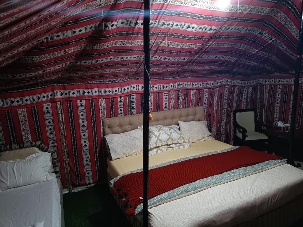 Postel nebo postele na pokoji v ubytování Hamood Desert Private Camp